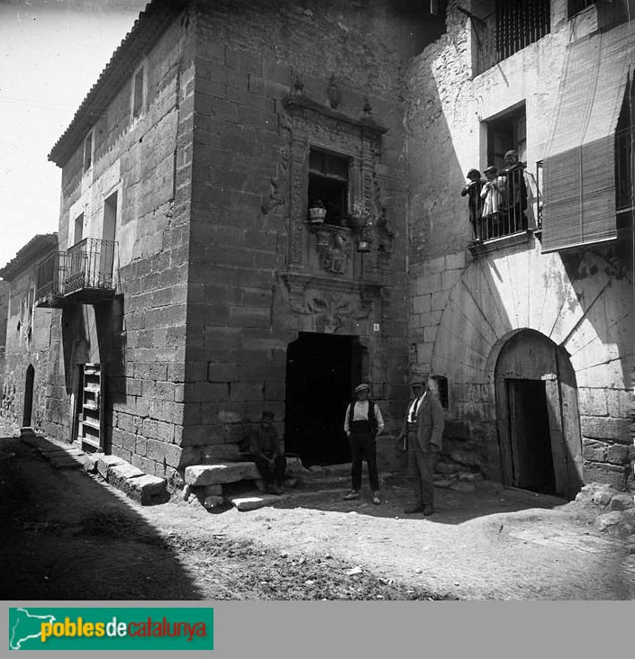 Alfés - Cal Doctores (Foto: <i>Josep Salvany -Fons Salvany. Biblioteca de Catalunya-</i>, 1921) Alfés - Cal Doctores