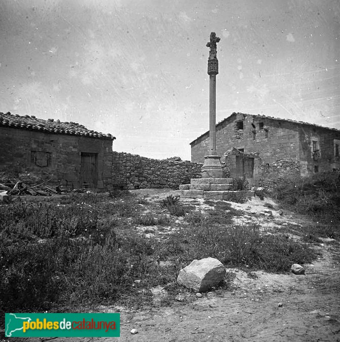 Alfés - Mas de Vinfaro, amb la creu i l'escut dels adossat al mur