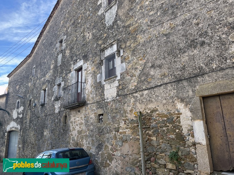 Sant Jordi Desvalls - Can Viladevall. Façana lateral (Foto: Albert Esteves, 2025) Sant Jordi Desvalls - Can Viladevall. Façana lateral