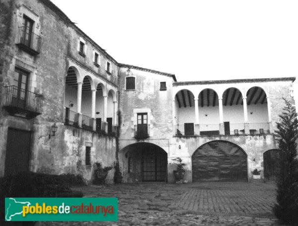 Sant Jordi Desvalls - Can Viladevall (Foto: <i>Anna Moreno -invarquit.cultura.gencat.cat-</i>, 1993) Sant Jordi Desvalls - Can Viladevall