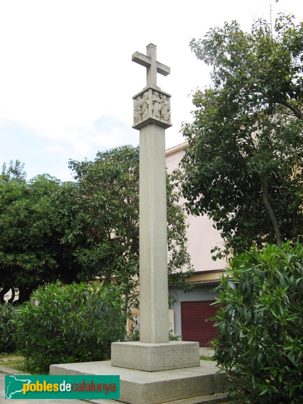 Terrassa - Creu davant l'església de la Sagrada Família