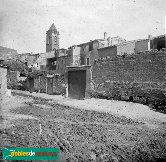 Albatàrrec - El campanar de l'església, al fons, amb coberta piramidal