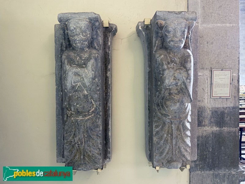 Celrà - Església de Sant Feliu. Suports del retaule barroc (segle XVII-XVIII)