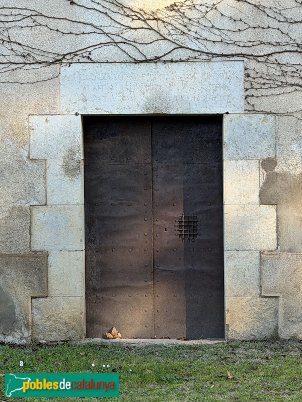 Flaçà - Can Vinyals. Porta de la capella