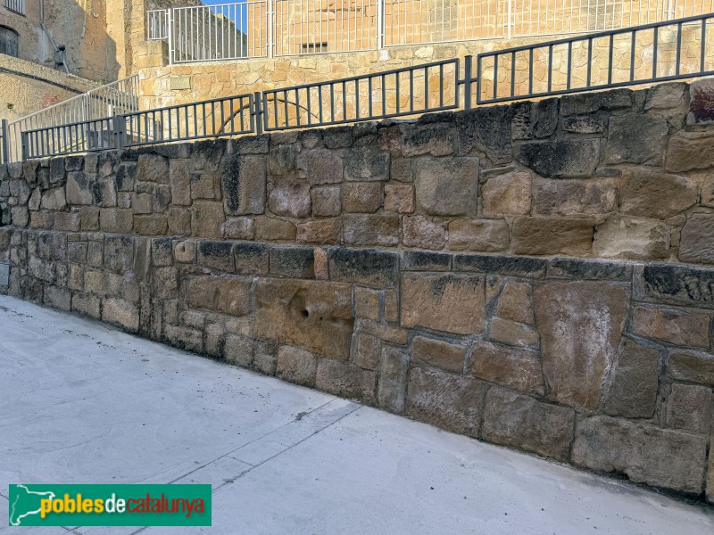 Torrebesses- Nucli antic. Mur amb elements antics