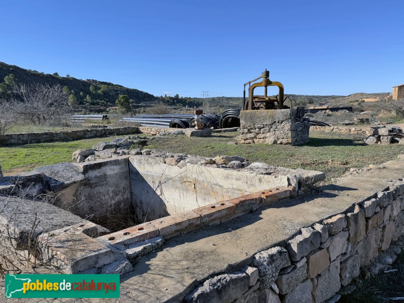 Torrebesses - Sínia a l'exterior del molí