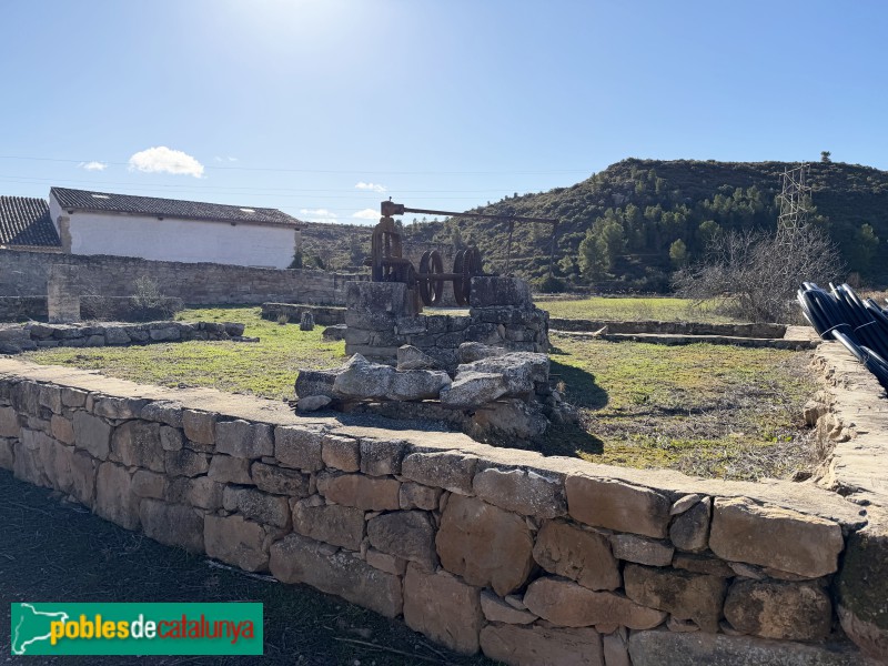 Torrebesses - Sínia a l'exterior del molí