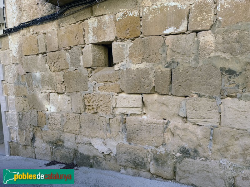 Llardecans - Mur a la plaça de l'Església, 4
