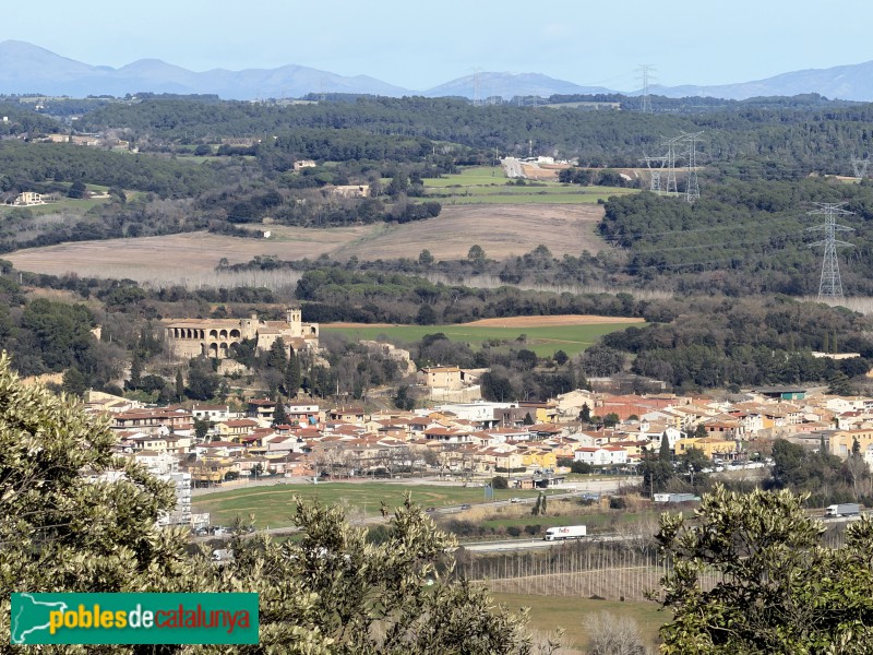 Sant Julià de Ramis - Castell de Medinyà i el poble modern a la plana (Foto: Albert Esteves, 2026) Sant Julià de Ramis - Castell de Medinyà i el poble modern a la plana