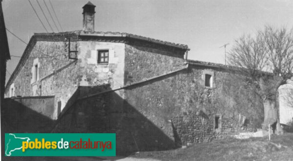 Sant Julià de Ramis - Cal Frare (Olivars) (Foto: <i>Miquel Ferrer -invarquit.cultura.gencat.cat-</i>, 1986) Sant Julià de Ramis - Cal Frare (Olivars)