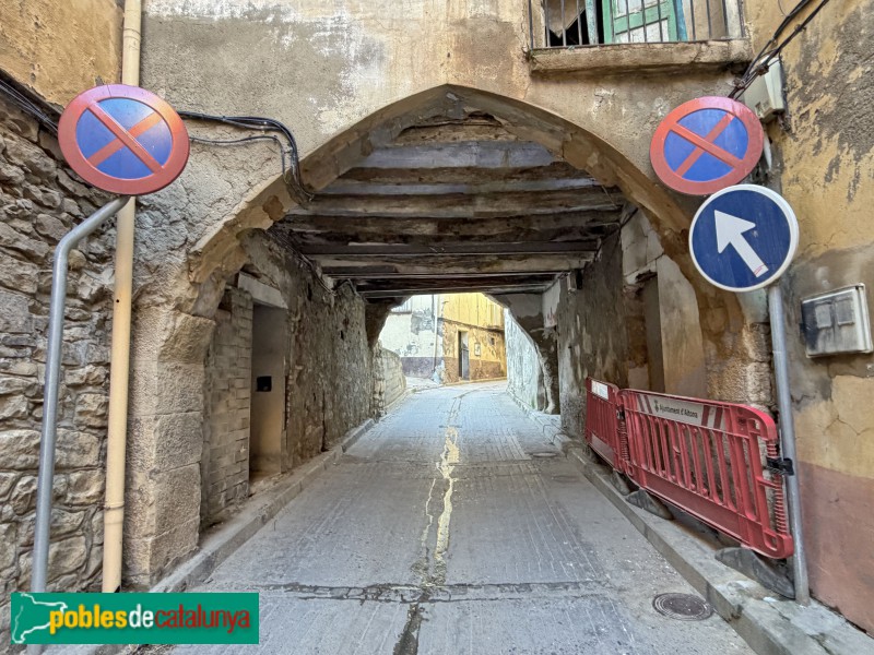 Aitona - Porxos del carrer del Forn (Foto: Albert Esteves, 2026) Aitona - Porxos del carrer del Forn