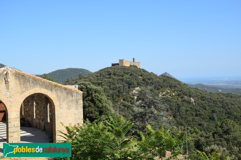 La Jonquera - El castell des del veïnat de Requesens