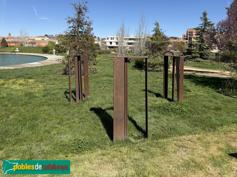 Almacelles - Parc Escultòric ALMA. Taula II, <i>Arc, Sol i Sud</i> (Josep Guinovart) (Foto: Albert Esteves, 2026) Almacelles - Parc Escultòric ALMA. Taula II, <i>Arc, Sol i Sud</i> (Josep Guinovart)