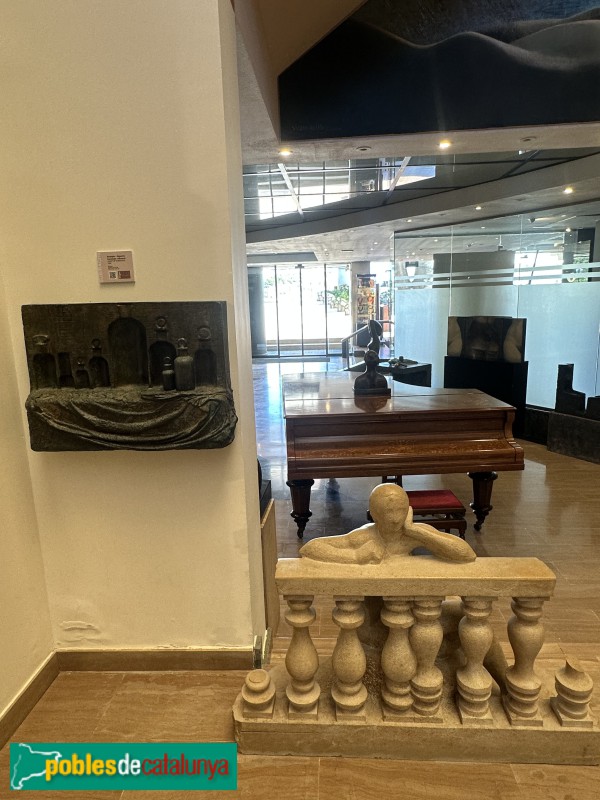 Sitges - Hotel Estela. J. M. Subirachs, <i>Giorgio Morandi</i>, a l'esquerra (Foto: Anna Corcoll, 2026) Sitges - Hotel Estela. J. M. Subirachs, <i>Giorgio Morandi</i>, a l'esquerra