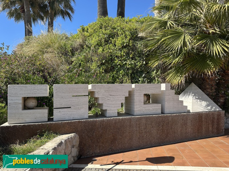 Sitges - Hotel Estela. J.M. Subirachs, <i>Lletres Estela</i>, 2008 (Foto: Anna Corcoll, 2026) Sitges - Hotel Estela. J.M. Subirachs, <i>Lletres Estela</i>, 2008