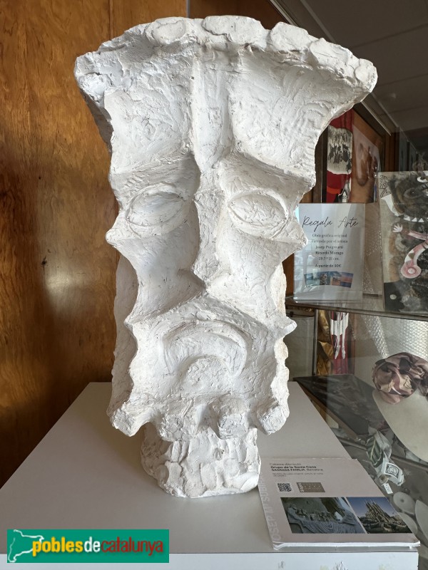 Sitges - Hotel Estela. J.M. Subirachs, <i>Cap de deixeble</i>, del grup del Sant Sopar de la basílica Sagrada Família (Foto: Anna Corcoll, 2026) Sitges - Hotel Estela. J.M. Subirachs, <i>Cap de deixeble</i>, del grup del Sant Sopar de la basílica Sagrada Família