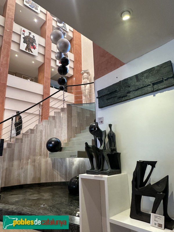 Sitges - Hotel Estela. J.M. Subirachs, <i>Sant Jordi</i> i <i>Jònica</i>, al fons. <i>Relleu</i>, <i>Èdip i Antígona</i> i <i>Home assegut. Pensador</i>, davant (Foto: Anna Corcoll, 2026) Sitges - Hotel Estela. J.M. Subirachs, <i>Sant Jordi</i> i <i>Jònica</i>, al fons. <i>Relleu</i>, <i>Èdip i Antígona</i> i <i>Home assegut. Pensador</i>, davant