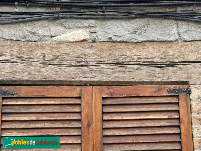 L'Esquirol - Carrer Major. Llinda de 1693