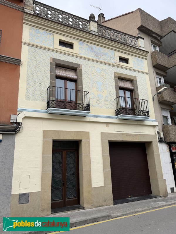 Roda de Ter - Casa a la plaça Major, 9