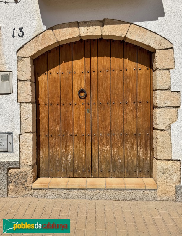 Santa Oliva - Nucli antic. Portal de 1847 (Foto: Albert Esteves, 2026) Santa Oliva - Nucli antic. Portal de 1847
