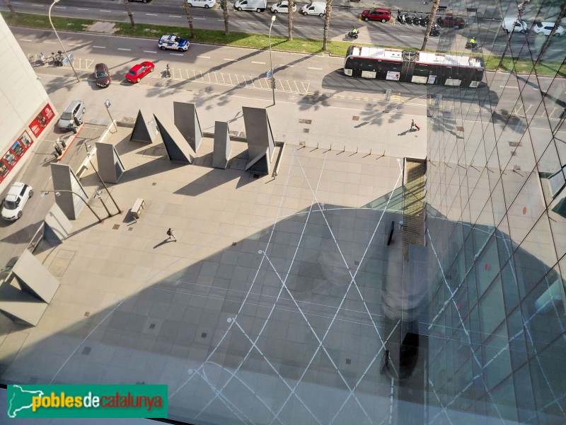 Barcelona - Porta Firal Torre Auditori i torres Llevant i Ponent. Panell relotge de sòl. (Foto: Sergi Suárez, 2026) Barcelona - Porta Firal Torre Auditori i torres Llevant i Ponent. Panell relotge de sòl.