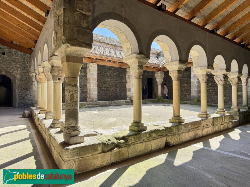 Les Masies de Roda - Monestir de Sant Pere de Casserres. Claustre