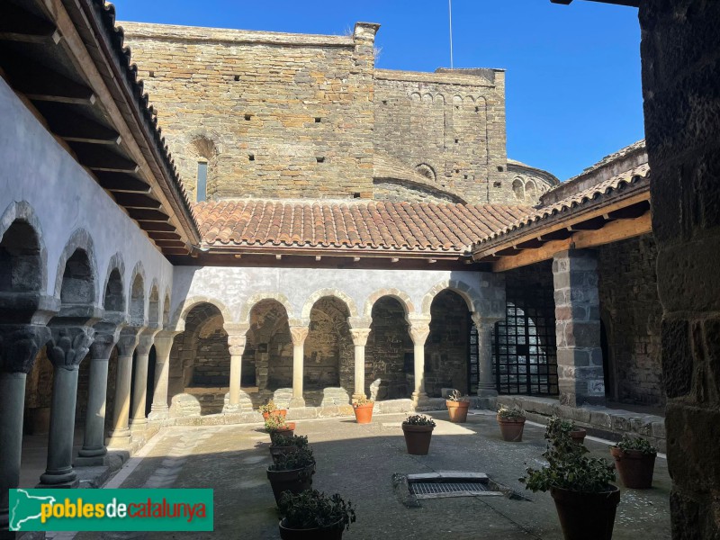 Les Masies de Roda - Monestir de Sant Pere de Casserres. Claustre (Àngel Burniol, 2022