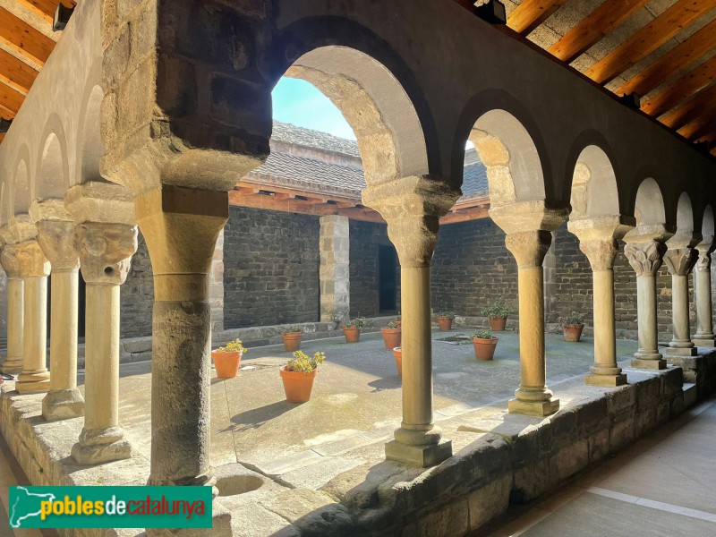 Les Masies de Roda - Monestir de Sant Pere de Casserres. Claustre (Àngel Burniol, 2022