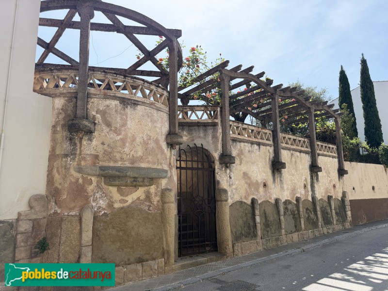 Taradell - Tanca i pèrgola del carrer de la Vila
