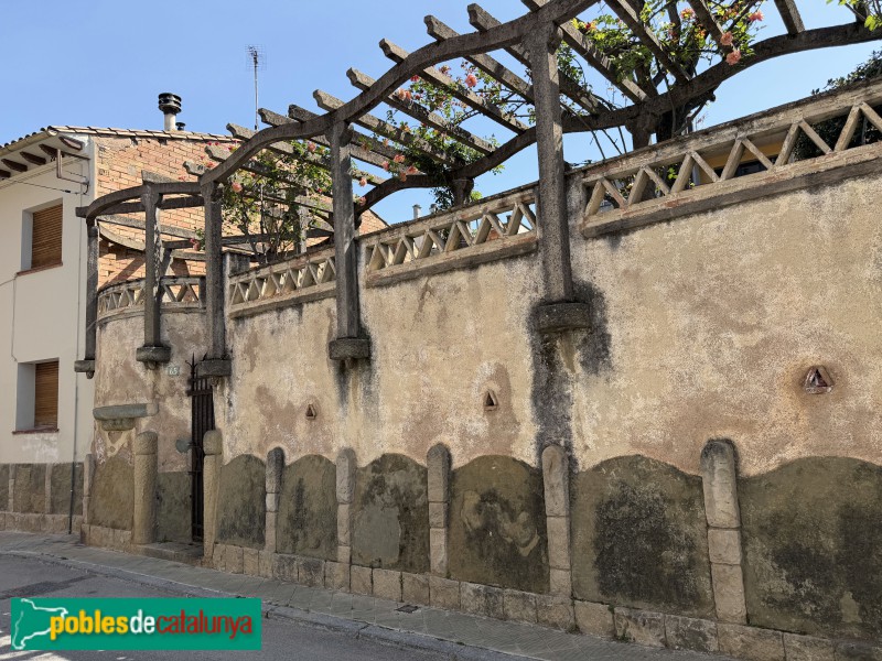Taradell - Tanca i pèrgola del carrer de la Vila