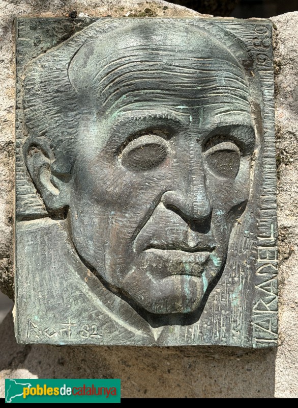 Taradell - Monument a mossèn Joan Vilacís