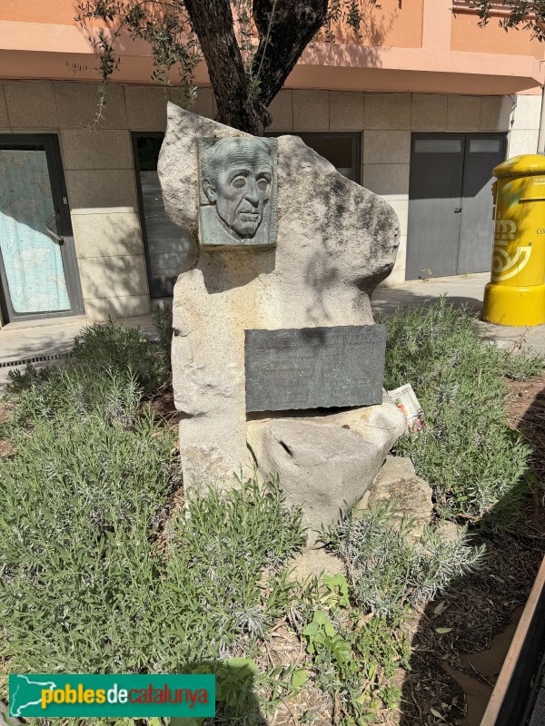 Taradell - Monument a mossèn Joan Vilacís