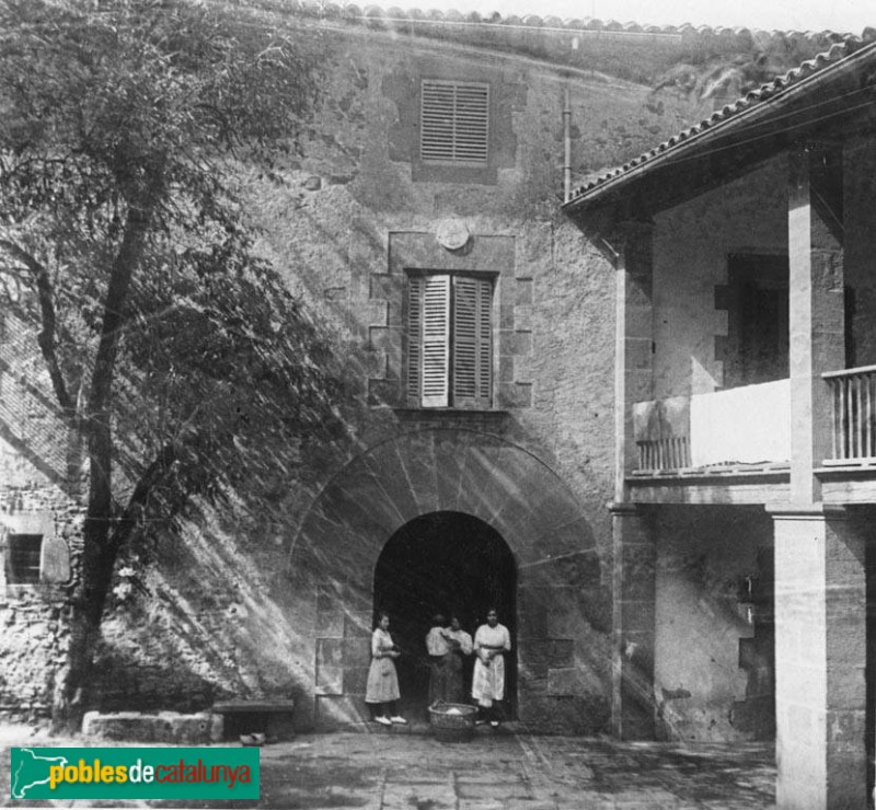 Sant Julià de Vilatorta - El Solà. Dones davant la façana de tramuntana