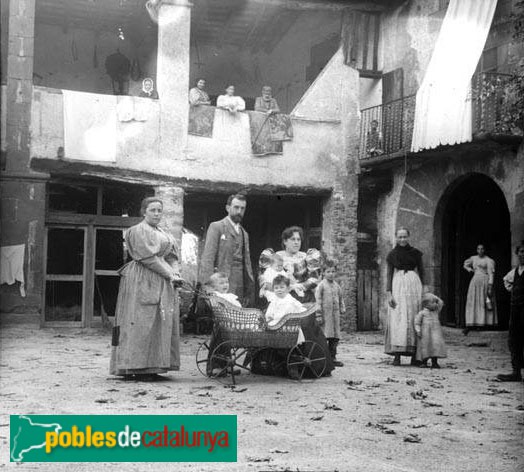 Sant Julià de Vilatorta - Grup familiar posant al pati del Solà