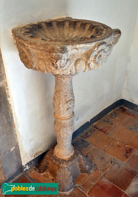 Canet d'Adri - Església de Santa Cecília de Montcal. Pica beneitera