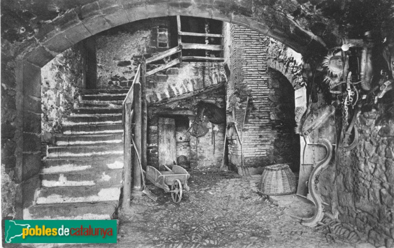 Canet d'Adri - Torre de Canet. Pati d'armes (Foto: <i>anònima -Arxiu Centre Excursionista de Catalunya-</i>, 1890-1918) Canet d'Adri - Torre de Canet. Pati d'armes