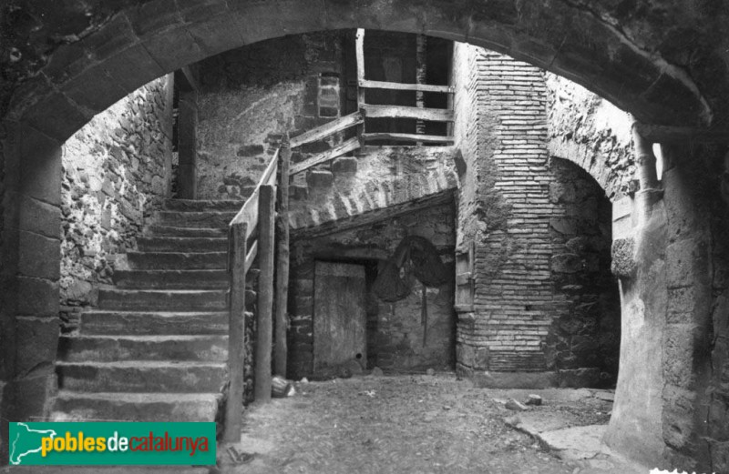 Canet d'Adri - Torre de Canet. Pati d'armes (Foto: <i>Anònima -Arxiu Centre Excursionista de Catalunya-</i>, 1890-1918) Canet d'Adri - Torre de Canet. Pati d'armes