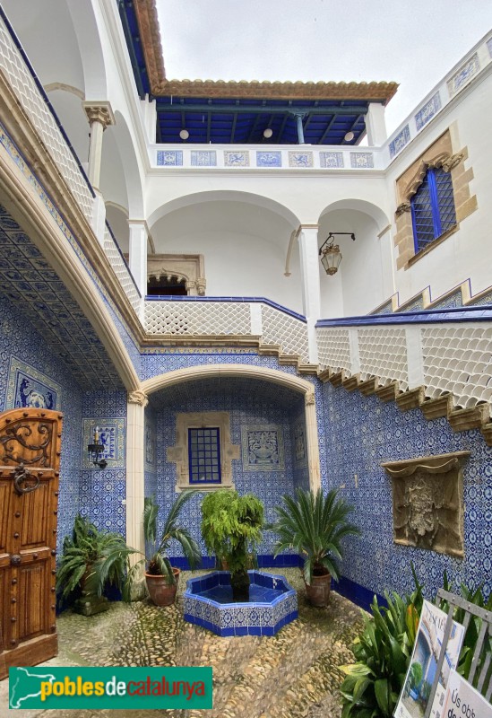 Sitges - Palau Maricel de Terra. Pati d'entrada