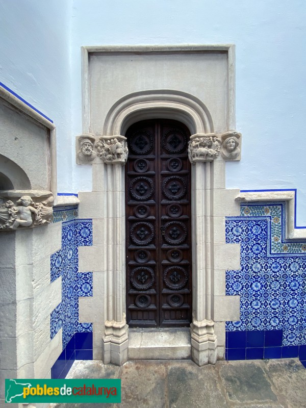 Sitges - Palau Maricel de Terra. Pati d'entrada