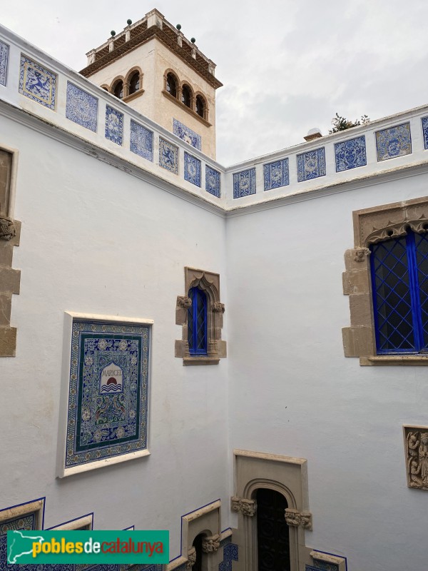 Sitges - Palau Maricel de Terra. Pati d'entrada