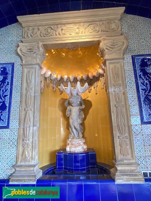 Sitges - Palau Maricel de Terra. Font del claustre, obra de Pere Jou