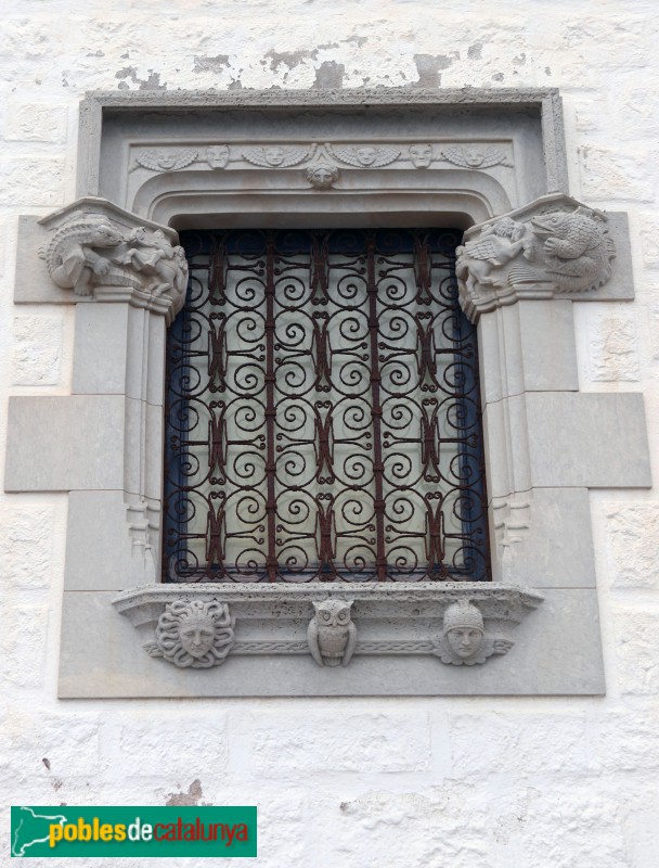 Sitges - Palau Maricel de Terra. Capitells de Pere Jou