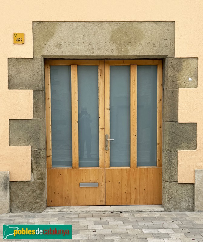 Calldetenes - Llinda carrer Gran. PERE JOAN GUARDIA ME FEIT, 1790 (Foto: Albert Esteves, 2026) Calldetenes - Llinda carrer Gran. PERE JOAN GUARDIA ME FEIT, 1790
