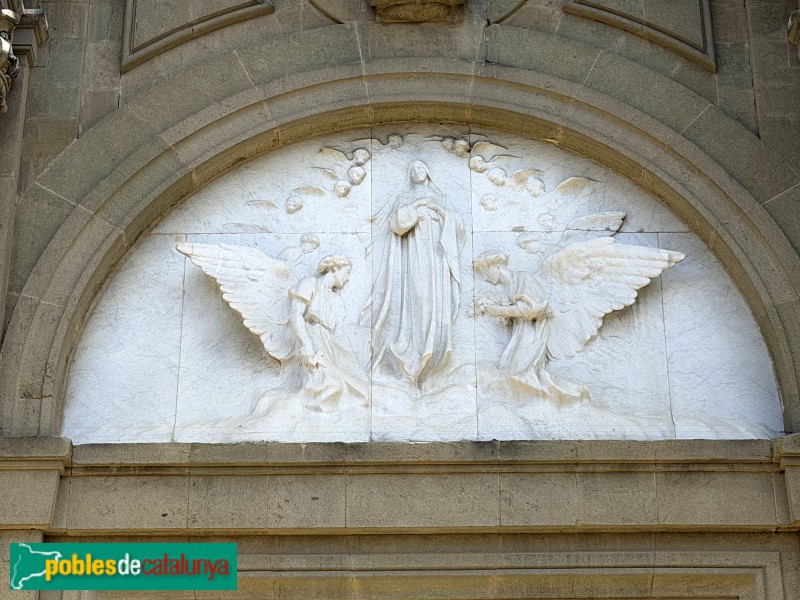 Manlleu - Església de Santa Maria. Relleu de l'Assumpció de Maria -Josep Llimona, 1918-