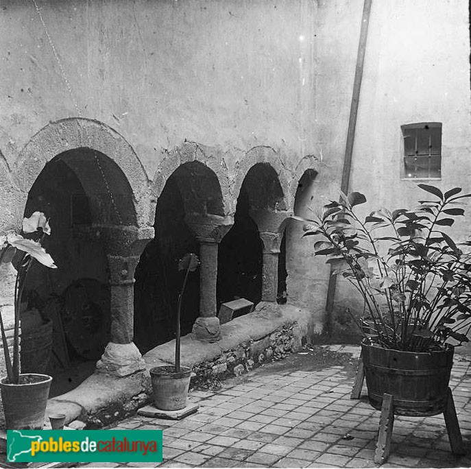 Manlleu - Església de Santa Maria. Restes del claustre romànic
