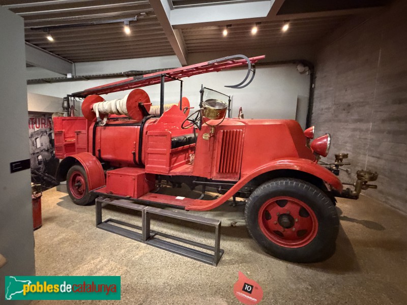 Manlleu - Museu del Ter. Cotxe de bombers Renault que prevenia els possibles incendis a la fàbrica