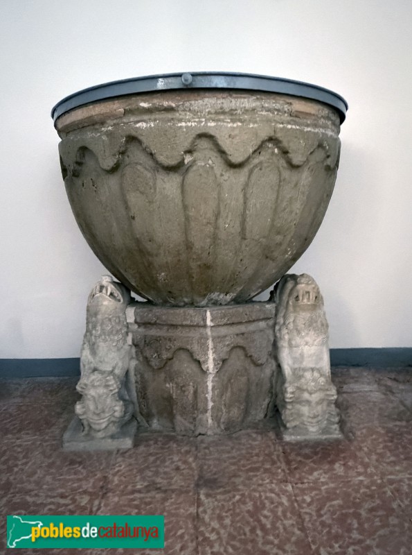Falset - Església de Santa Maria. Pica baptismal (segle XVI-XVII)