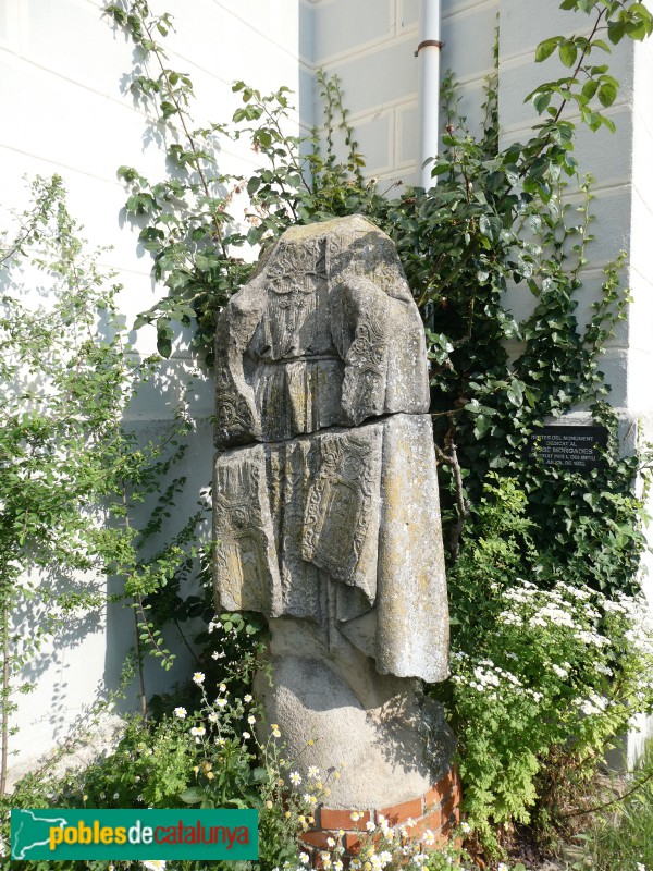 Manlleu - Santuari de Puig-agut. Restes de l'escultura del bisbe Morgades