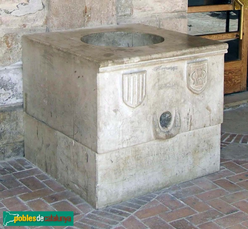 Falset - Palau dels Comtes de Prades. Reproducció de la pica de mesura del gra