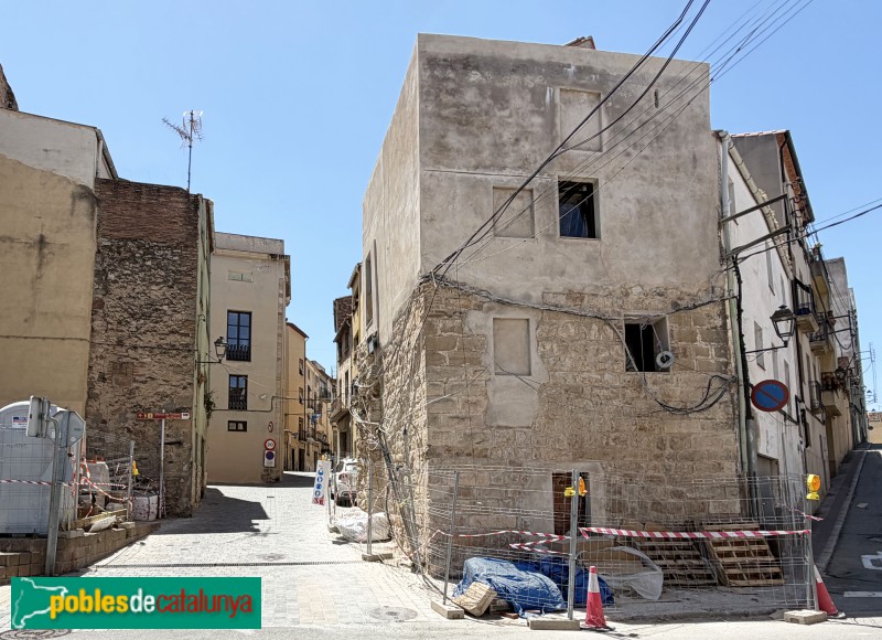 Falset - Carrer de Dalt. Restes de la torre que defensava l'entrada